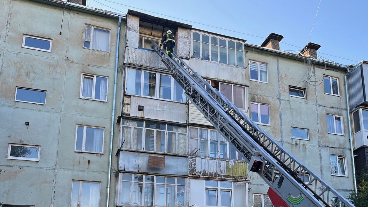 У Калуші рятувальники через вікно на п'ятому поверсі дісталися до пенсіонера | ФОТО