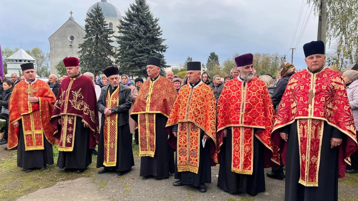 На Прикарпатті скорботна громада провела в останню путь мужнього воїна Сергія Романіва