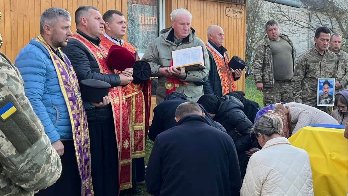 На Прикарпатті скорботна громада провела в останню путь мужнього воїна Сергія Романіва