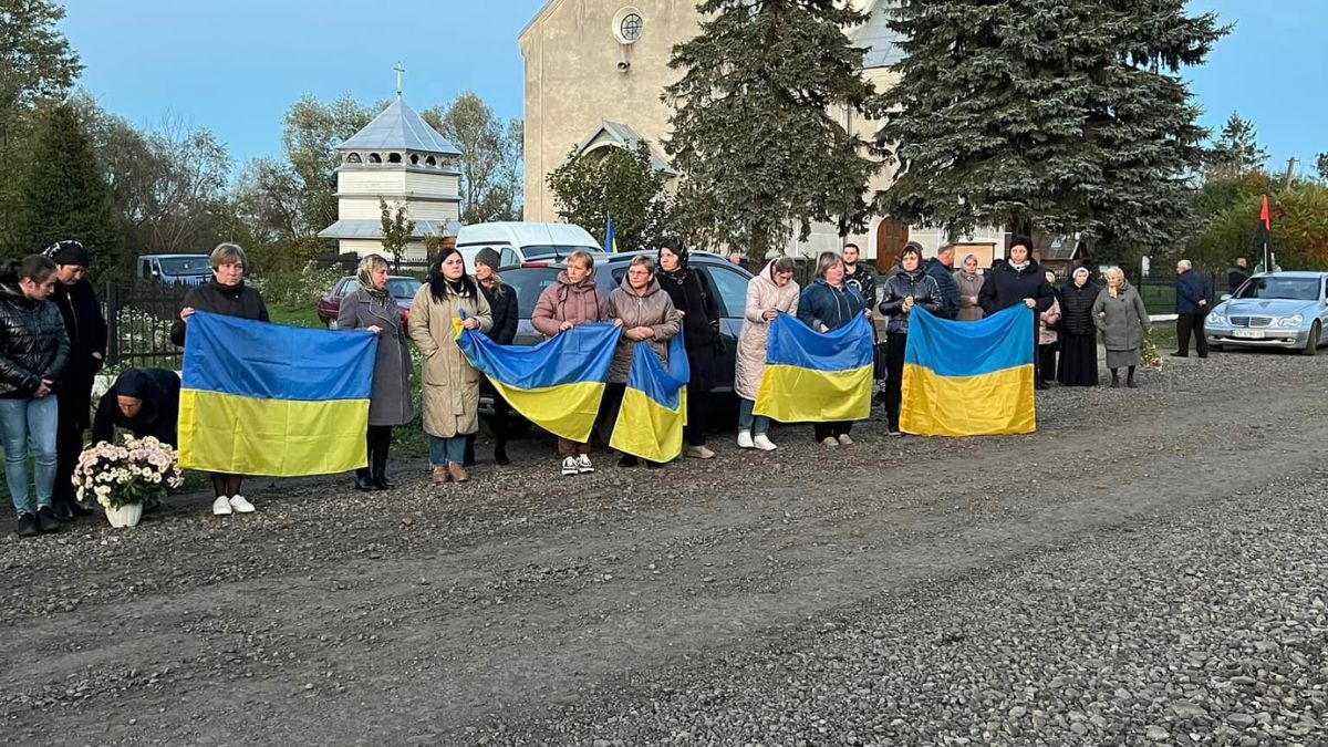 На Прикарпатті скорботна громада провела в останню путь мужнього воїна Сергія Романіва