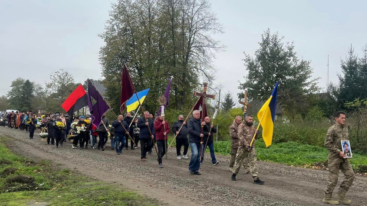 На Прикарпатті скорботна громада провела в останню путь мужнього воїна Сергія Романіва