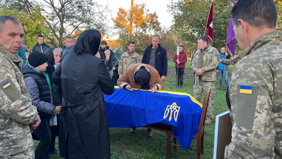 На Прикарпатті скорботна громада провела в останню путь мужнього воїна Сергія Романіва