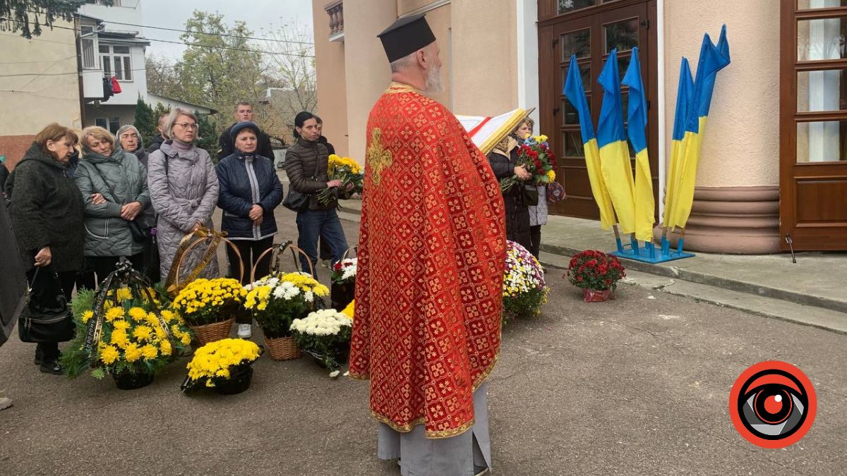 Калуська громада прощається з воїном-медиком Дмитром Рагузовим