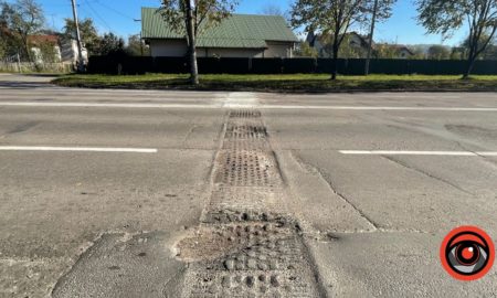 На калуських комунальників, які працювали на дорозі, поскаржились... у поліцію