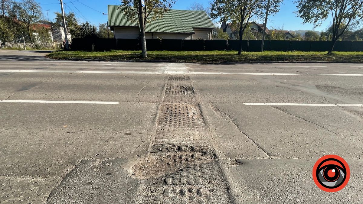 На калуських комунальників, які працювали на дорозі, поскаржились... у поліцію