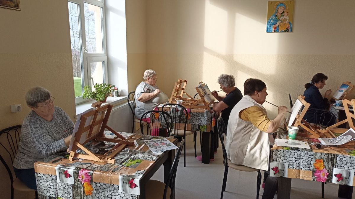 У Калуші підопічні геріатричного центру змогли відчути себе художниками