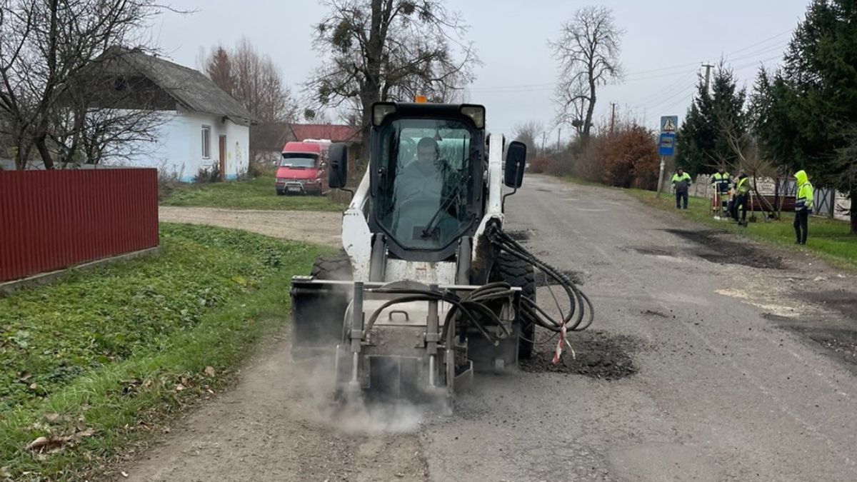 У Долині та Вигоді на дорогах ліквідовують напливи і латають ями