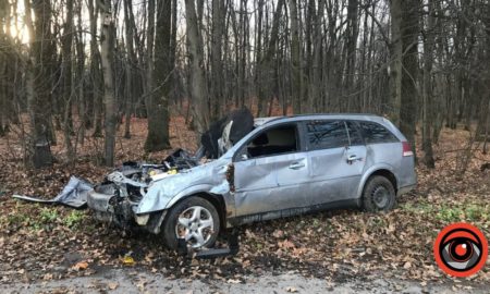 У лісі за Копанками — ДТП: автівка розтрощена, а водія госпіталізовано | ФОТО