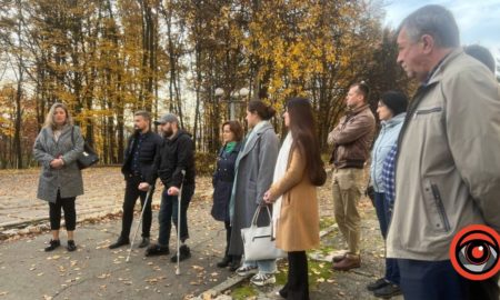 У Калуші громадськість з мером проінспектували територію біля лікарні