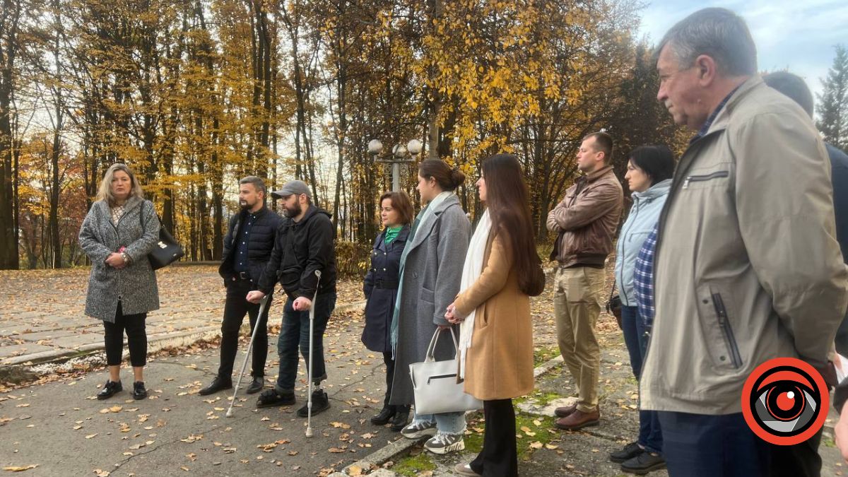 У Калуші громадськість з мером проінспектували територію біля лікарні