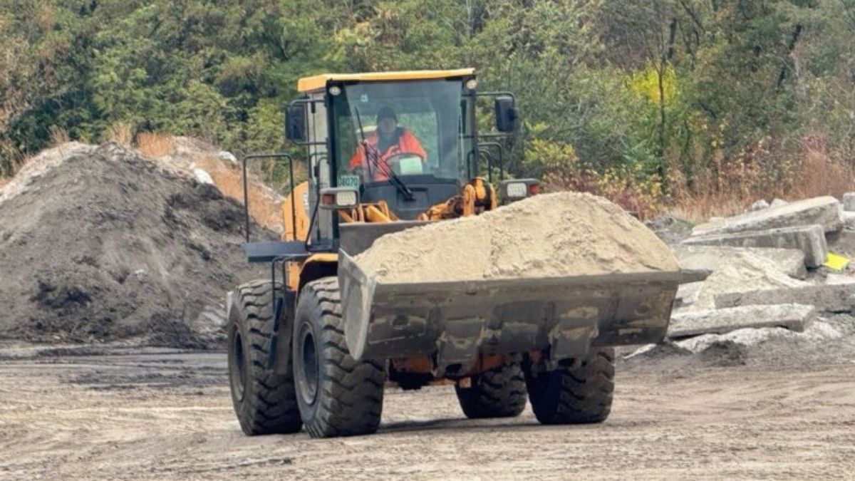 Калуські комунальники завезли сіль із піском у села громади