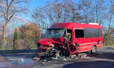 Автівки розтрощені вщент: з'явилися фото з місця аварії у Вістовій