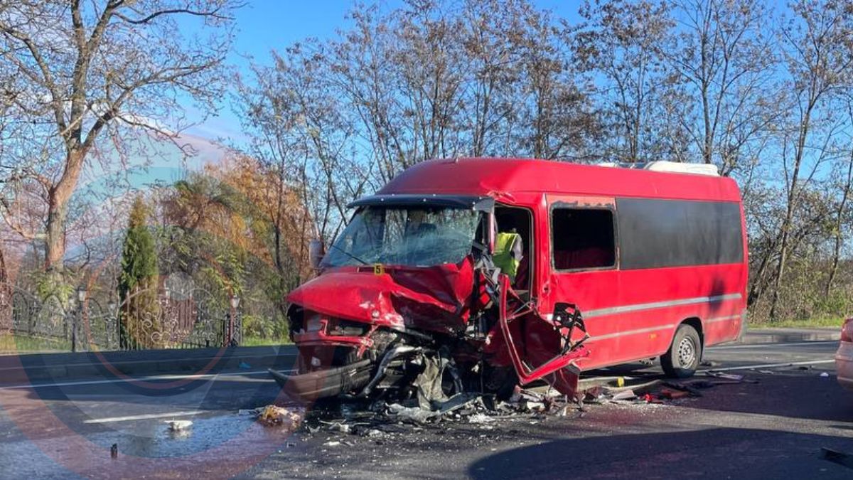 Автівки розтрощені вщент: з'явилися фото з місця аварії у Вістовій