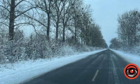 У Калуському районі на засніженій дорозі застрягла "швидка"