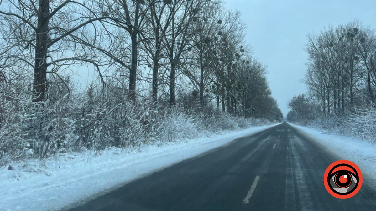 У Калуському районі на засніженій дорозі застрягла "швидка"