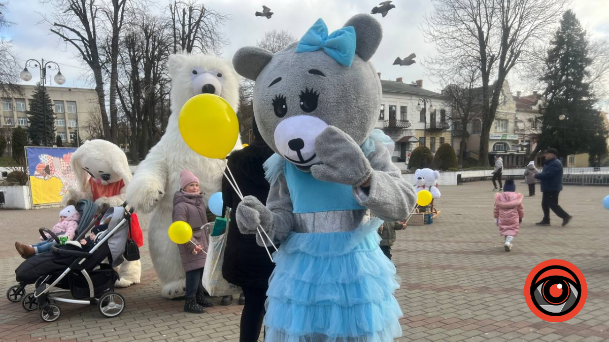 На центральній площі Калуша дітей розважають аніматори | ФОТО