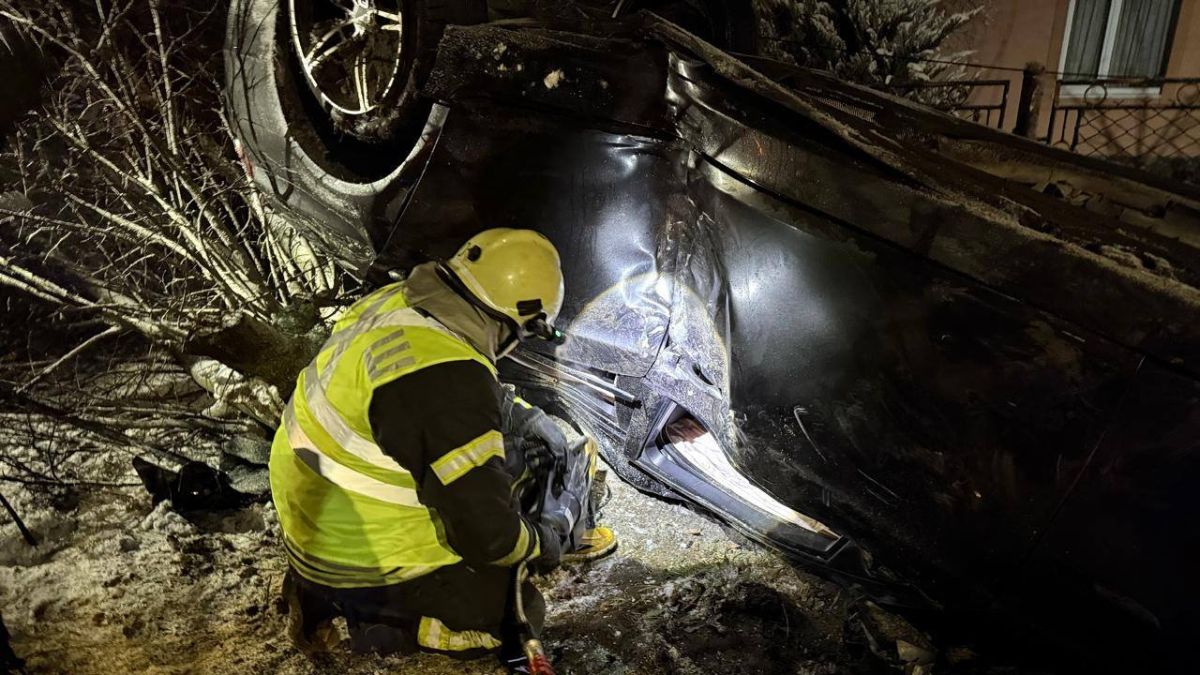 У Долині автівка злетіла з дороги і перекинулась | ФОТО + ВІДЕО