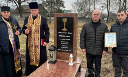 У селі на Калущині відновили могилу місцевого пароха