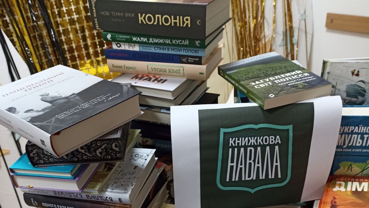 Долинська бібліотека отримала сотню нових книг | ФОТОФАКТ