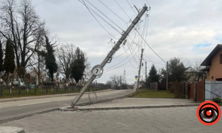 У Калуші автівка врізалась в електричну опору, яка тепер ледь тримається