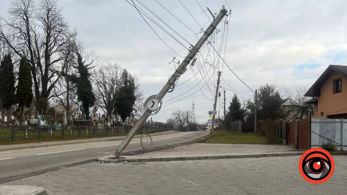 У Калуші автівка врізалась в електричну опору, яка тепер ледь тримається