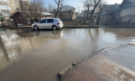 У Калуші аварійно вимикають воду на трьох вулицях, бо там — потоп | ВІДЕО