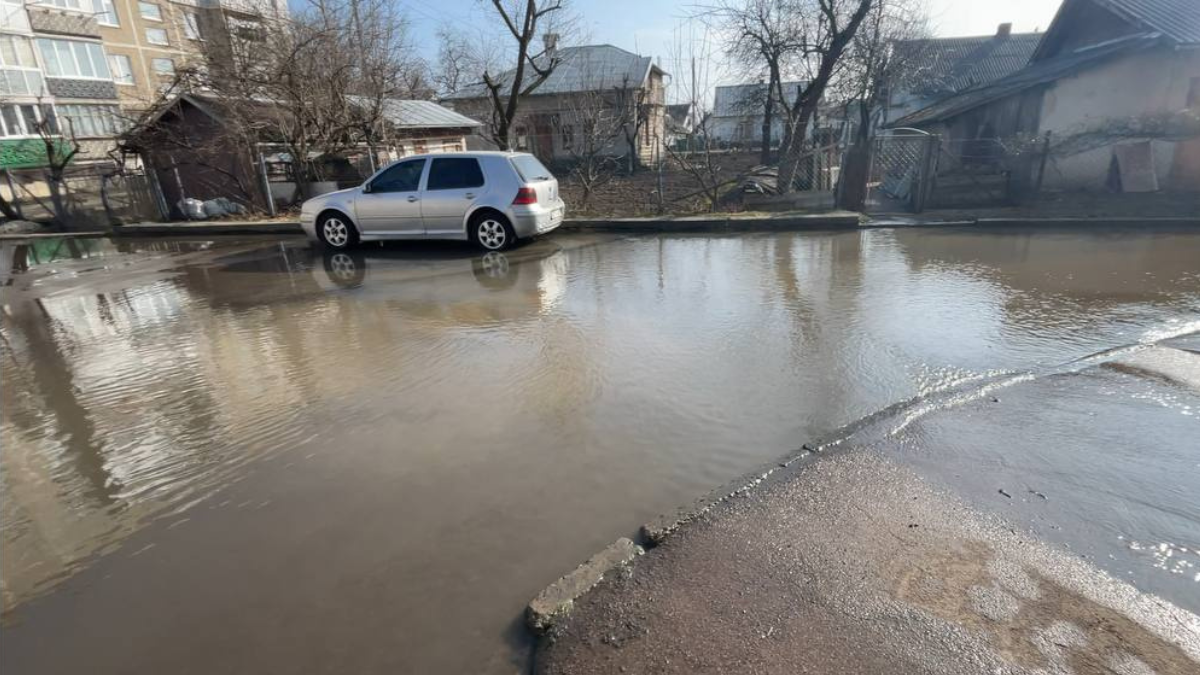 У Калуші аварійно вимикають воду на трьох вулицях, бо там — потоп | ВІДЕО