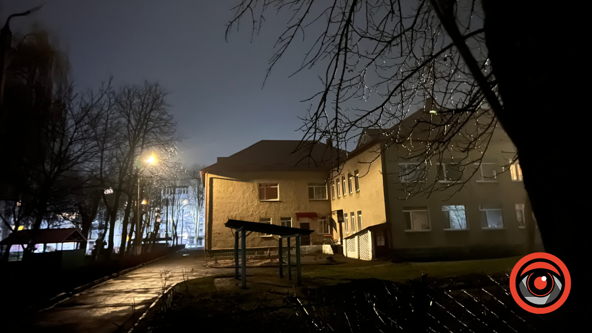 Вуличні ліхтарі на сонячних батареях встановлюють біля дитсадків та шкіл Калуської громади