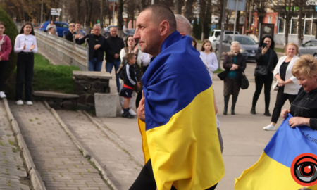 У Долині зустріли звільненого з російського полону Олександра Медведя