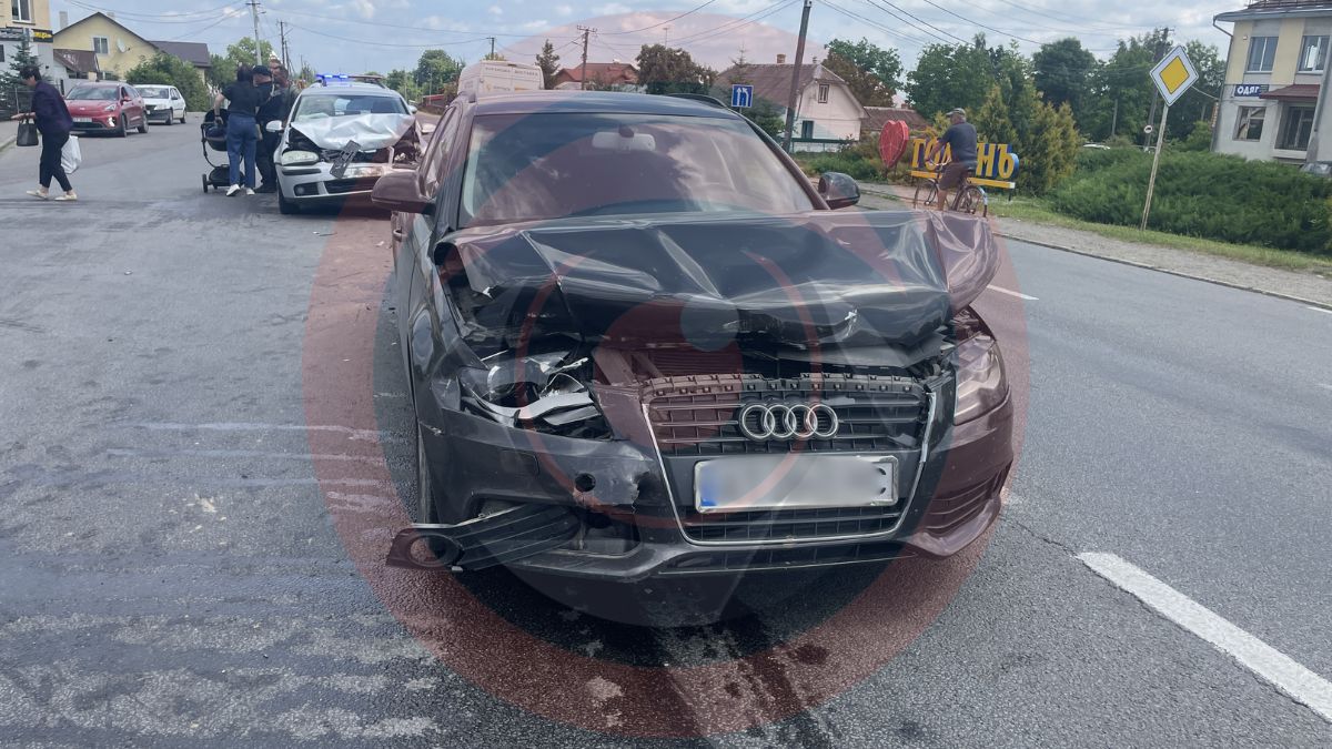 Чотири автівки зіткнулися перед пішохідним переходом у Голині | ФОТО+ВІДЕО