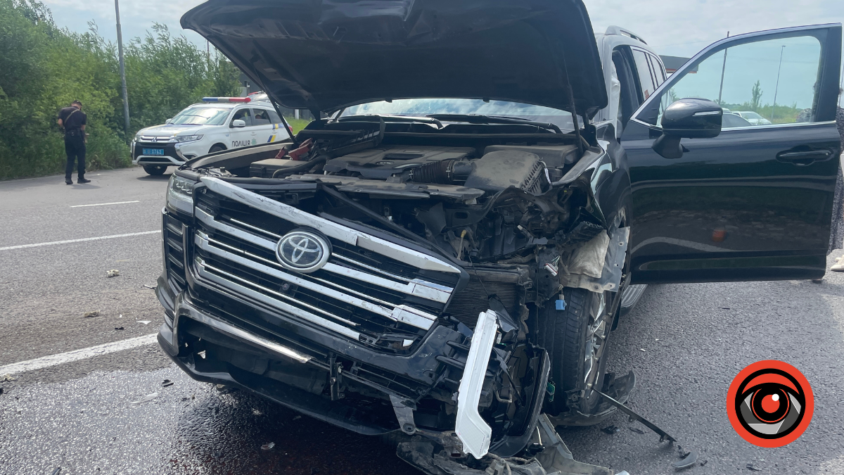 На трасі за селом Боднарів — ДТП: розтрощено дві автівки, а рух іншого транспорту регулюють