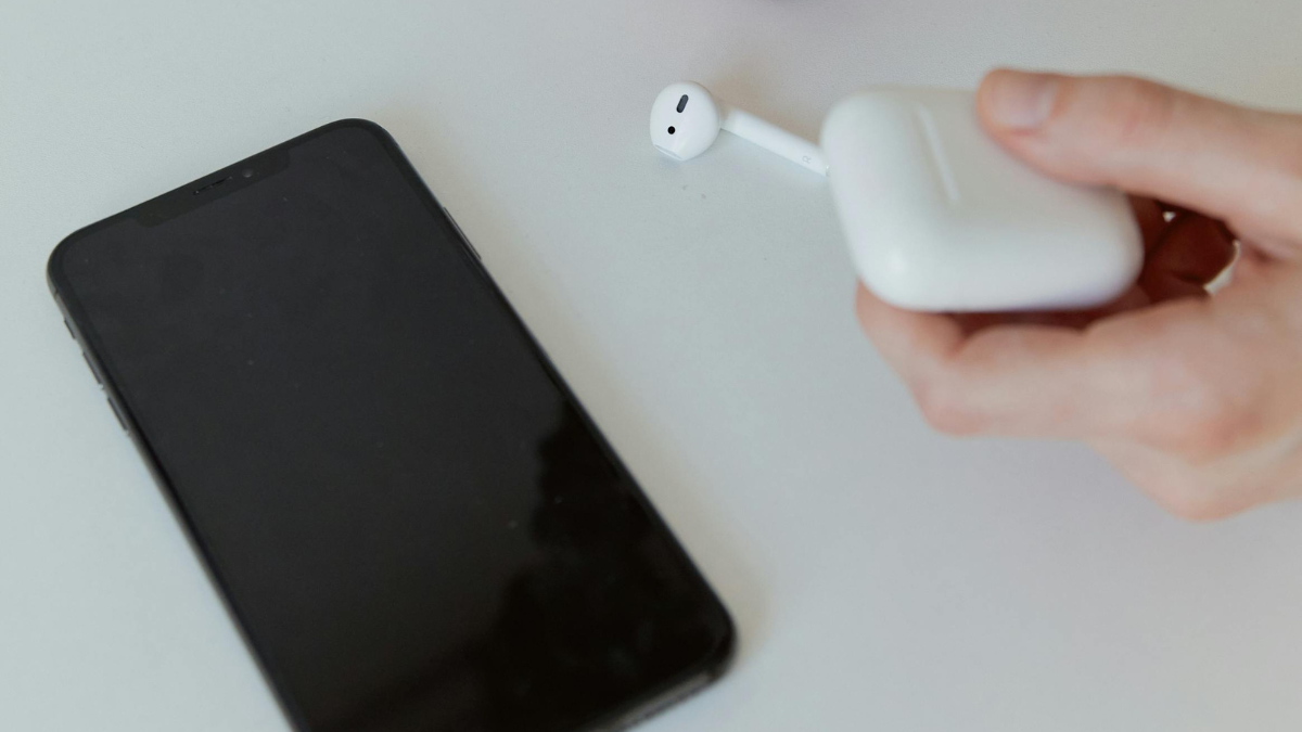 У Долині з магазину на очах у продавчині жінка викрала мобільні аксесуари