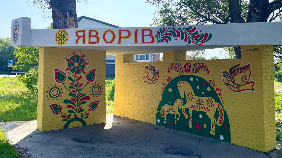 Народні мотиви перенесли на стіни зупинки у Яворові | ФОТОФАКТ