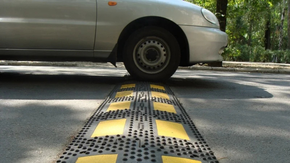 На двох вулицях у Долині водіям доведеться знижувати швидкість