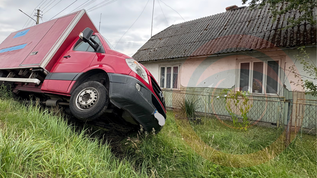 У Брошневі-Осаді вантажна автівка злетіла з дороги і врізалась у паркан | ФОТО