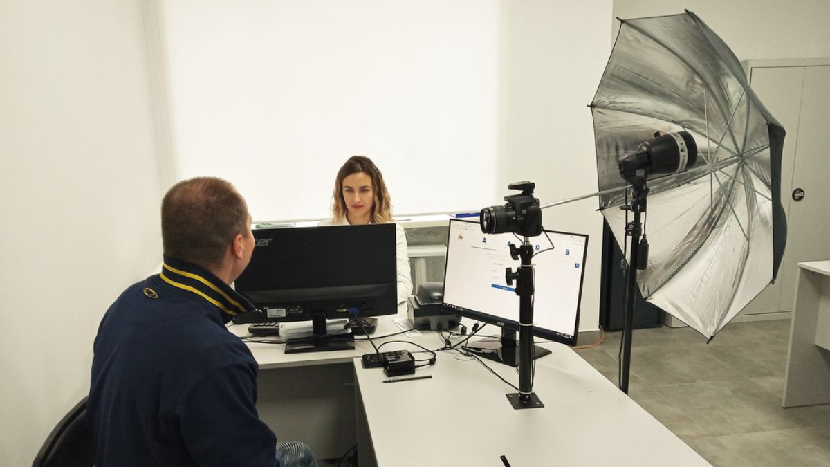 у калуському ЦНАПі — черги за оформленням паспортів