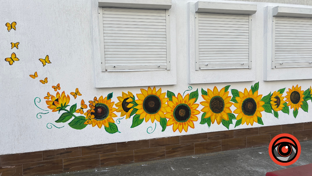 У Калуші фасад центральної бібліотеки розмалювали соняхами та метеликами