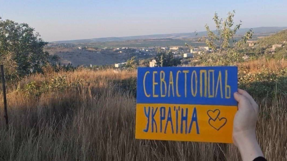 Український прапор — в окупованих містах | ФОТОДОБІРКА