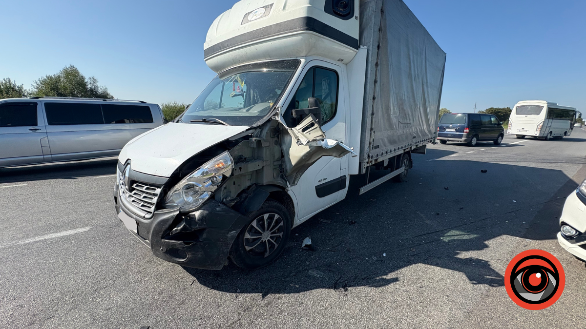 На пійлівському кільці — аварія: не роз'їхалися дві автівки | ФОТО+ВІДЕО