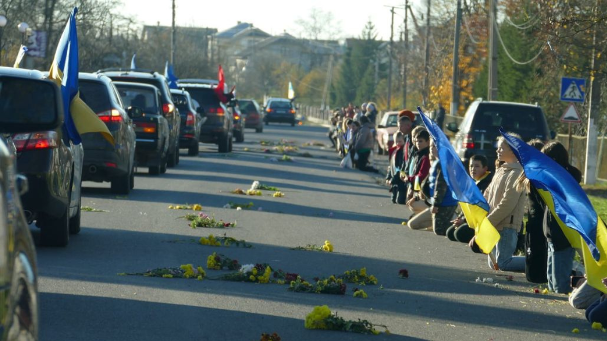 Ще раз про траурні кортежі у Калуші: муніципали пояснили, чому не всюди перекривають рух