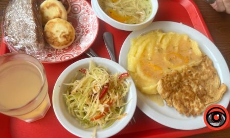 Уряд планує підвищення зарплат вчителям, а всім школярам — безкоштовне харчування