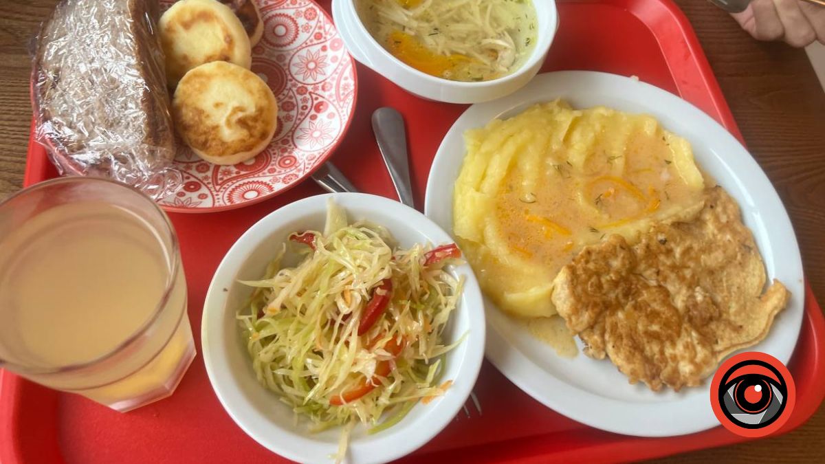 Уряд планує підвищення зарплат вчителям, а всім школярам — безкоштовне харчування