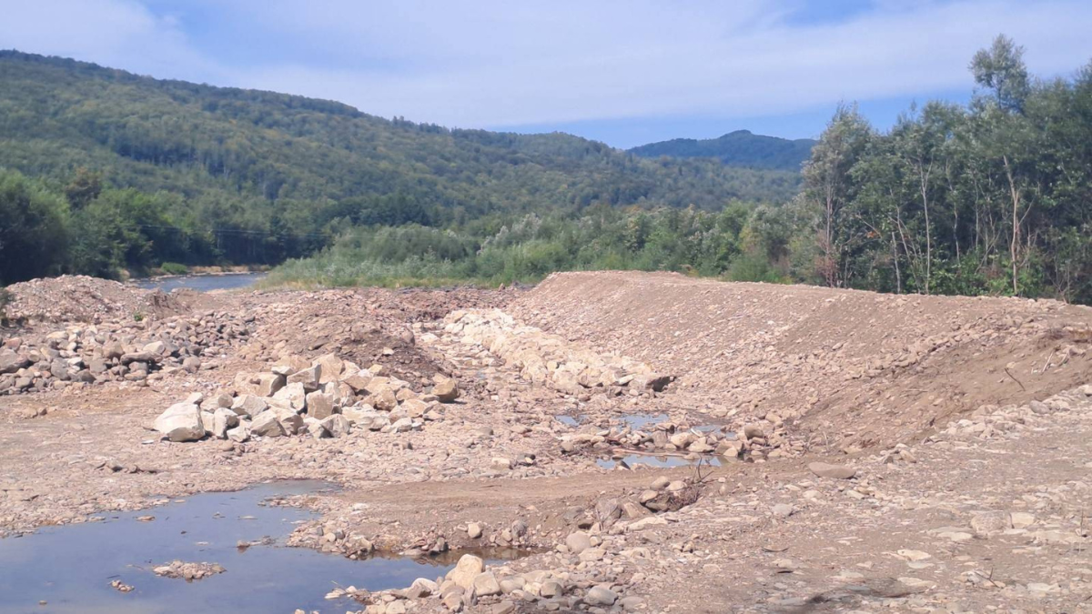 На Калущині за понад 6 мільйонів гривень міняють русло Лімниці та відновлюють дамбу