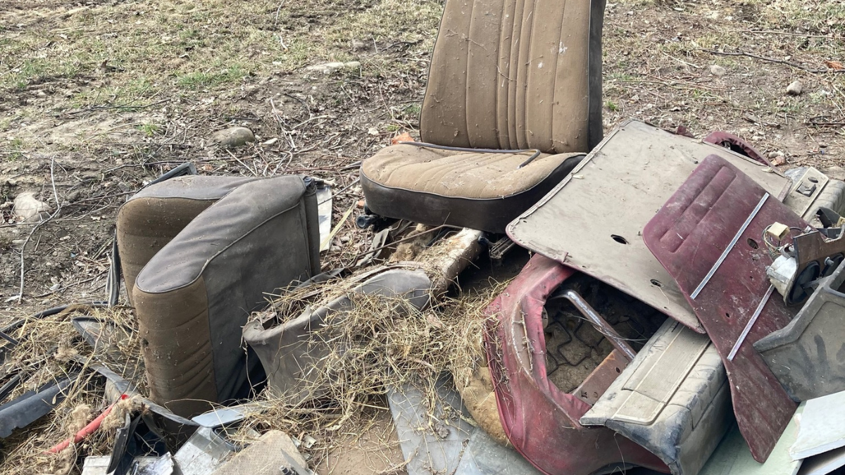 У Долині люди "маскують" холодильники і дивани під побутове сміття