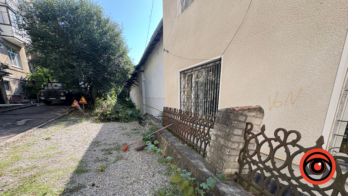 У Калуші обвалилась підпірна стінка між житловими будинками