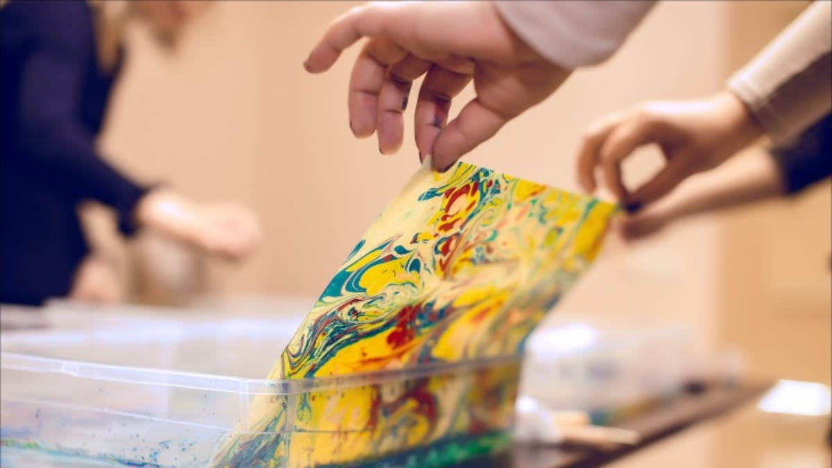 У Калуші волонтери запрошують родини військових помалювати на воді