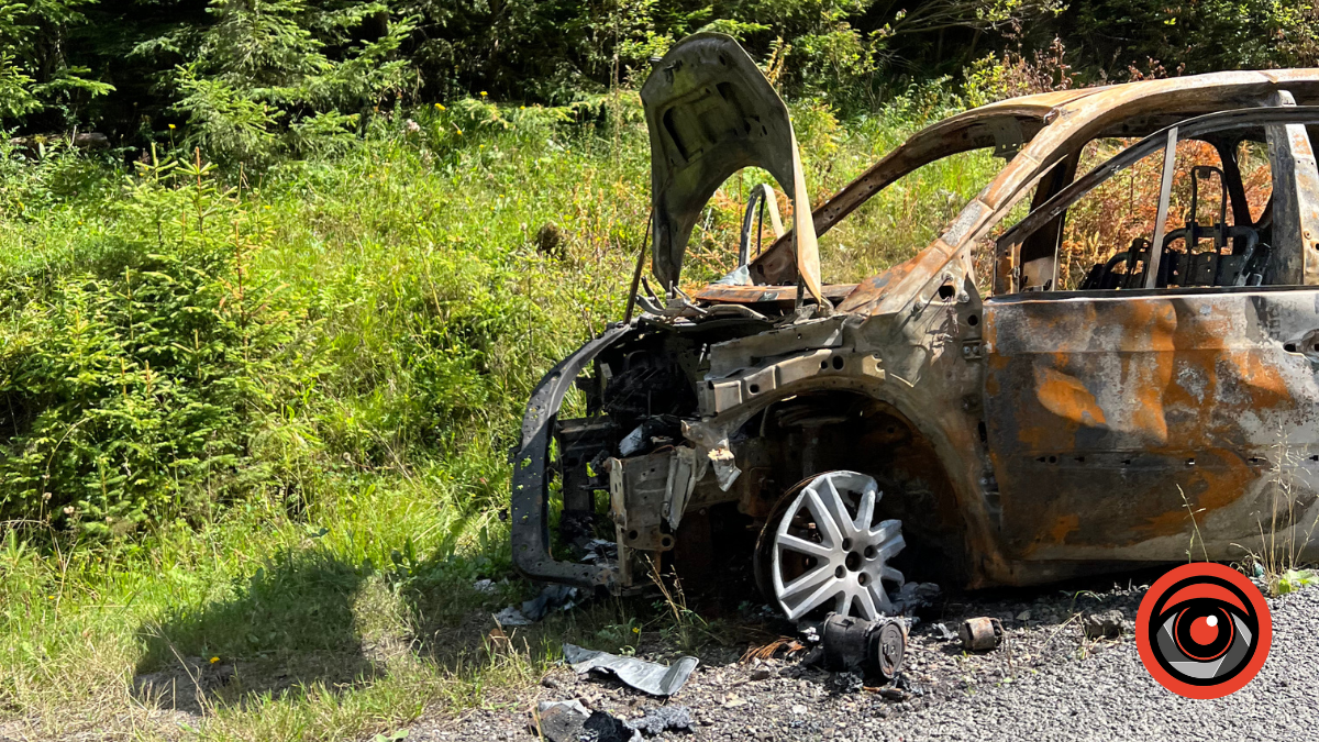 Повністю згоріле авто покинули на узбіччі в гірському регіоні Калущини | ФОТОФАКТ