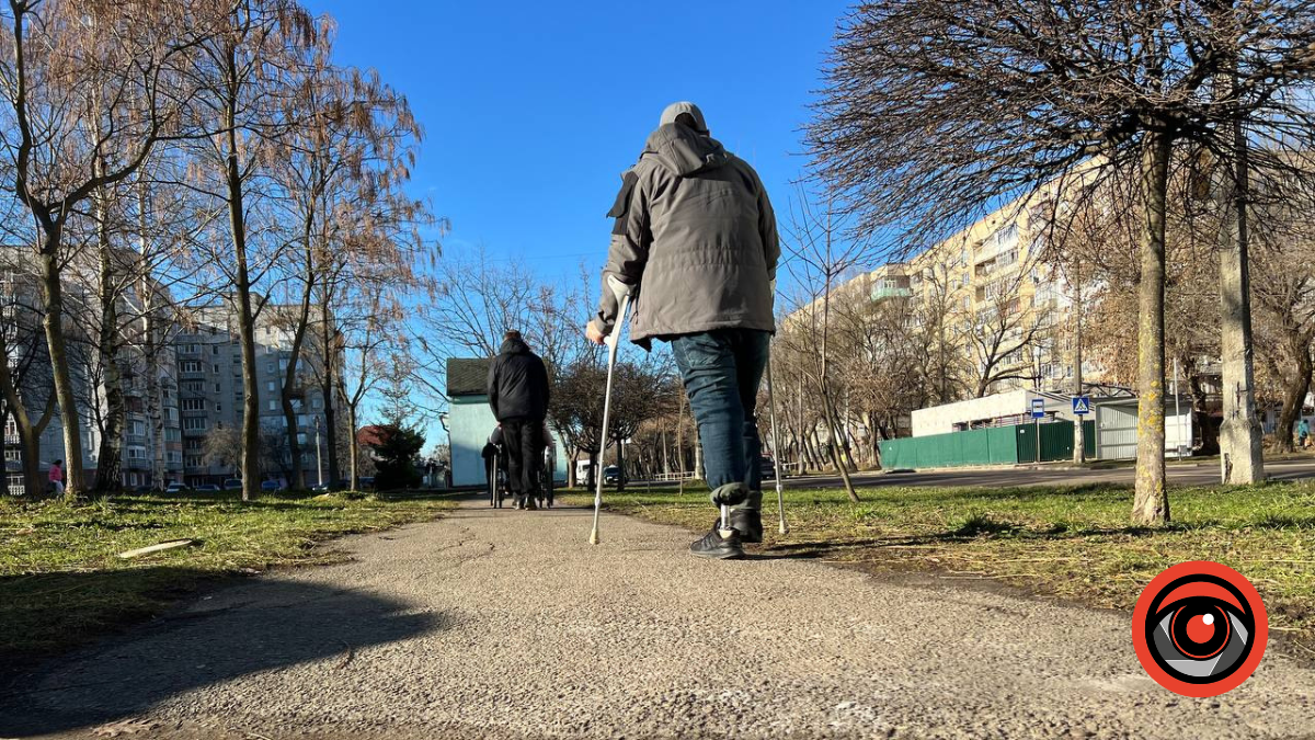 У Калуші завершують облаштування безбар'єрної зупинки | ФОТО