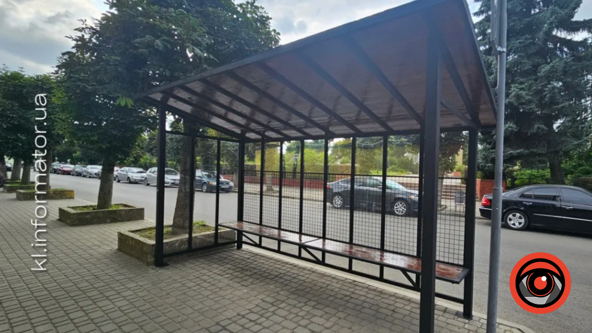 На Прикарпатті чудернацько розвернули автобусну зупинку