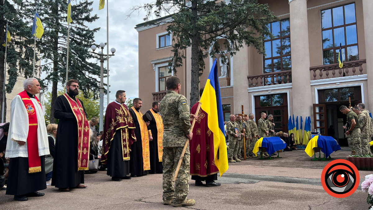 У Калуші прощаються з двома героями